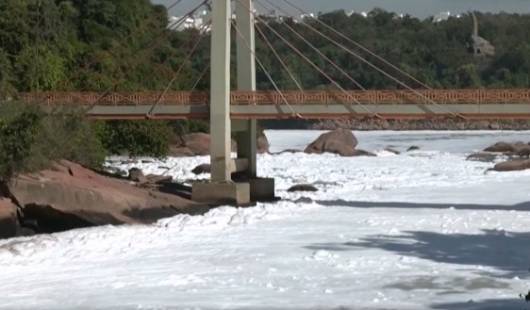Cronaca. Brasile, allarme inquinamento per il fiume Tiete. Ricoperto da una schiuma tossica e puzzolente – Video