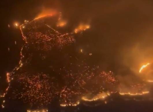 Cronaca meteo. Hawaii, a fuoco l’isola di Maui, sale a 55 il bilancio delle vittime per i devastanti incendi – Foto e video