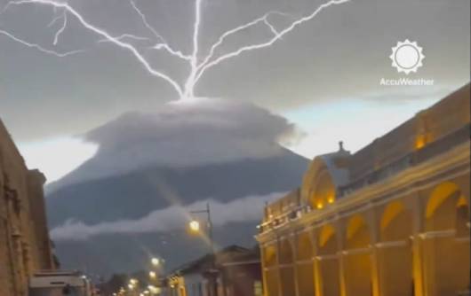 Cronaca meteo – Guatemala, una tempesta di fulmini accende la cima del Volcán de Agua. Video spettacolare