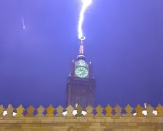 Cronaca meteo – La Mecca, tempesta di fulmini colpisce la città. Allagamenti e raffiche di vento a 80km/h – Video