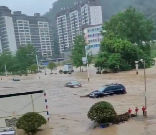 Cronaca meteo. Cina, alluvionata la Provincia di Hubei. La città di Ychang diventa un fiume in piena – Video