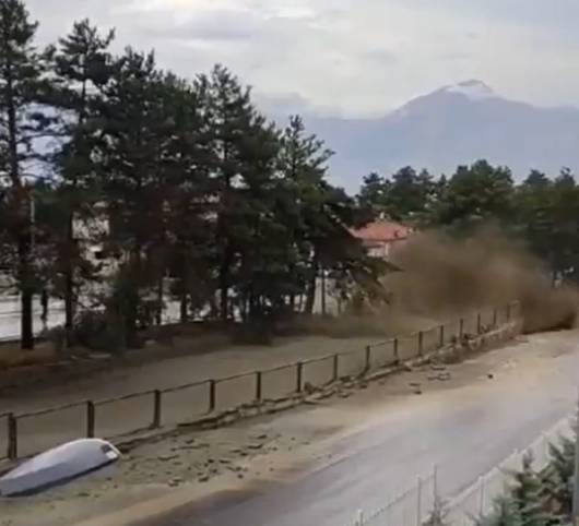Cronaca meteo. Turchia, alluvione lampo nel distretto di Üzümlü. Ponti e strade distrutti, case danneggiate e allagamenti – Video