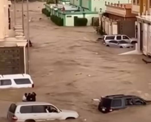 Cronaca meteo. Arabia Saudita, pesanti inondazioni vicino a La Mecca. Strade e ponti distrutti a Taif – Video