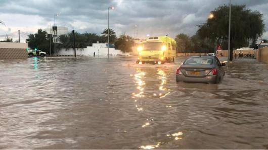 Cronaca meteo. Oman, piogge torrenziali devastano la provincia di Al-Sharqiyah. Strade come fiumi e auto trascinate dalla corrente – Video