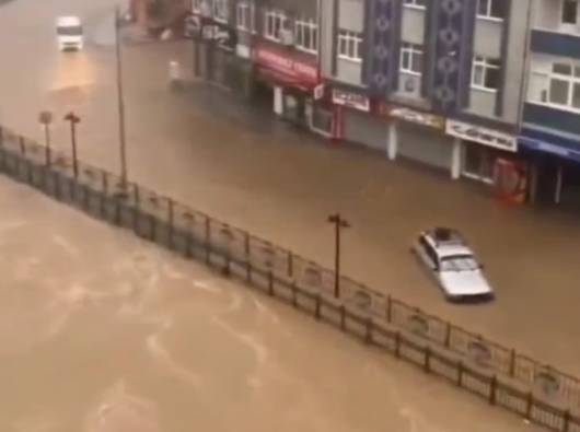 Cronaca meteo. Forte maltempo si abbatte sulla Turchia con piogge torrenziali. Venti di tempesta affondano una nave, una vittima – Video