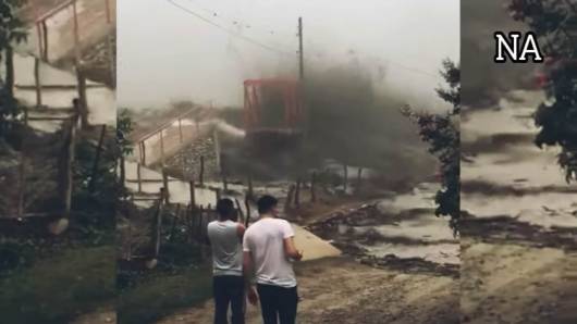 Meteo – Argentina, l’ondata di fango spazza via un ponte in pochi istanti. Video