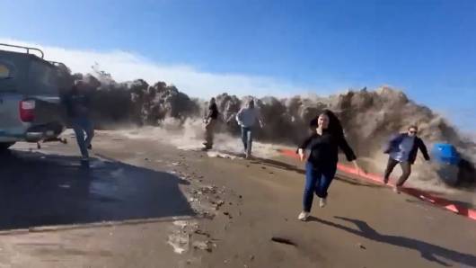 Meteo – Gigantesca onda anomala si abbatte sulla costa californiana, effetto Tsunami. Almeno 8 feriti. Video