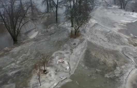 Cronaca meteo. Illinois, enormi blocchi di ghiaccio provocano l’esondazione del fiume Kankakee. Inondazioni, evacuazioni e danni – Video