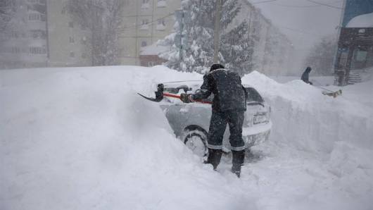 Cronaca meteo – Isola di Sachalin sepolta dalla neve. Si scavano gallerie per uscire di casa. Video incredibile