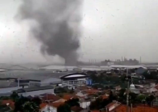 Cronaca meteo. Indonesia, tornado colpisce l’Isola di Giava. Tetti scoperchiati e ingenti danni – Video
