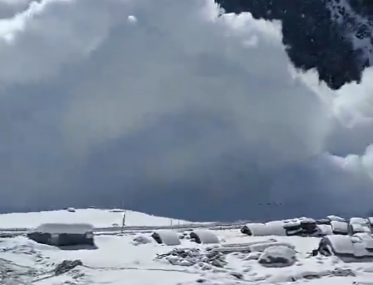 Cronaca meteo. India, il momento in cui un’enorme valanga colpisce la zona del Kashmir – Video