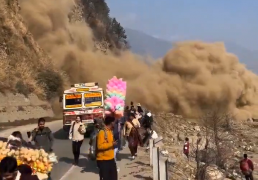 Cronaca meteo – India, frana un pezzo di montagna sulla strada, sfiorata la tragedia – Video