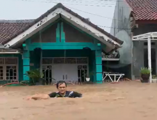 Indonesia: flash floods and tornadoes brought chaos and casualties