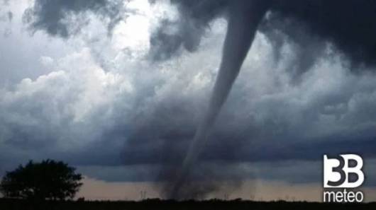 Cronaca meteo diretta  – Maltempo in Libia, tornado si abbatte su Tripoli durante un temporale con grandine. Video