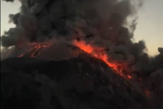 Potente eruzione del  vulcano Santiaguito in Guatemala vicino la città di Quetzaltenango. Video
