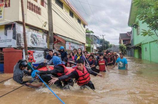 Cronaca meteo. Indonesia, più di 40000 famiglie evacuate a Sumatra in seguito alle alluvioni. 30 vittime e 11 dispersi – Video