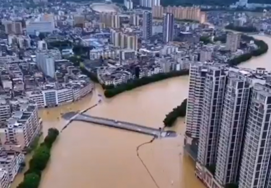 Cronaca meteo. Pesanti alluvioni nel sud della Cina con temporali, grandine e tornado. Ingenti danni e 11 dispersi – Video