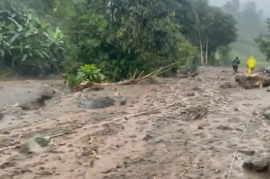 Cronaca meteo. Ecuador, piogge torrenziali mettono in ginocchio la provincia di Chimborazo. Una frana provoca decine di dispersi – Video