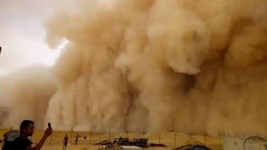 Cronaca meteo. Incredibile tempesta di sabbia colpisce la Libia. Aeroporti chiusi e visibilità ridotta a zero – Video