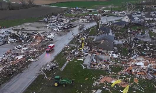 Cronaca meteo – Violenta scia di tornado tra Iowa e Nebraska. Interi centri urbani rasi al suolo e molti feriti. Foto e video