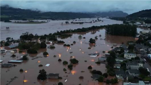 Cronaca meteo Brasile – Intere città sott’acqua e dozzine di vittime, partono gli aiuti umanitari per le zone alluvionate. Foto e video