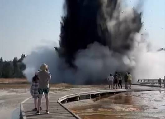 Yellostone (USA) – Potente eruzione freatica (idrotermale)  terrorizza i visitatori. Video